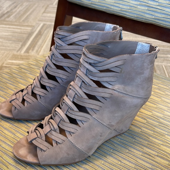 Dolce Vita wedge booties - Picture 2 of 4